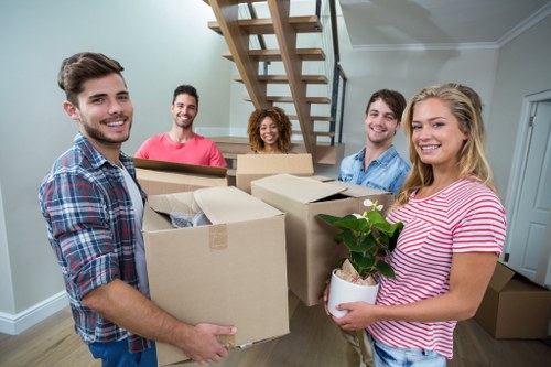 Packing and loading support for a local flat relocation